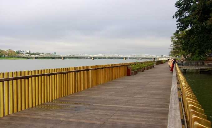 Cầu đi bộ lót sàn gỗ lim trên sông Hương hút khách tham quan