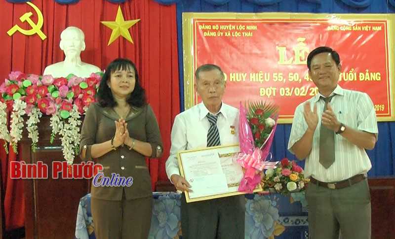 Đảng ủy x&atilde; Lộc Th&aacute;i trao huy hiệu 55, 50, 45 năm tuổi đảng