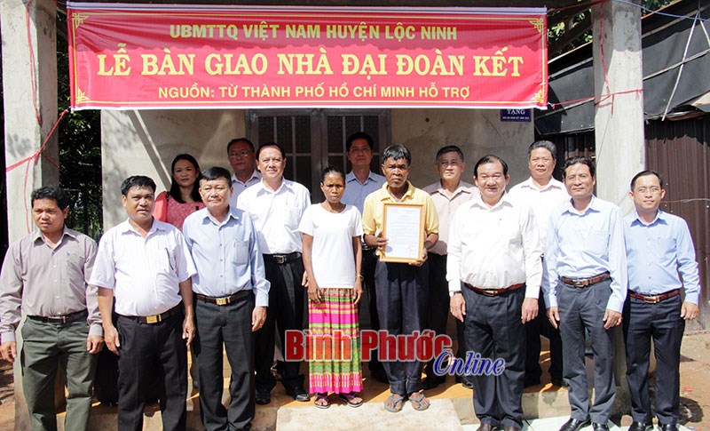 MTTQ ch&uacute; trọng b&agrave;n giao nh&agrave; đại đo&agrave;n kết vui xu&acirc;n đ&oacute;n tết