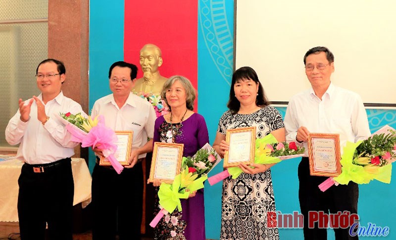 Tổng kết v&agrave; trao giải cuộc thi s&aacute;ng t&aacute;c văn xu&ocirc;i