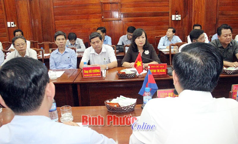 Ph&oacute; chủ tịch UBND tỉnh Huỳnh Thị Hằng tiếp đo&agrave;n Bộ Nội vụ Campuchia
