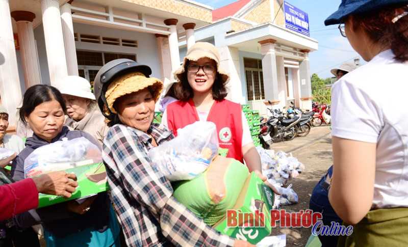 Bình Long, Lộc Ninh: Hàng ngàn phần quà tặng trong dịp tết