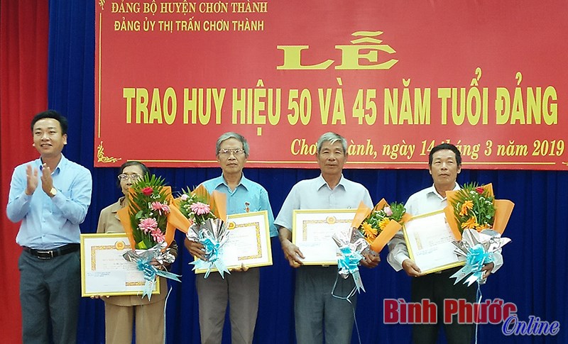 8 đảng vi&ecirc;n được trao tặng huy hiệu cao tuổi Đảng