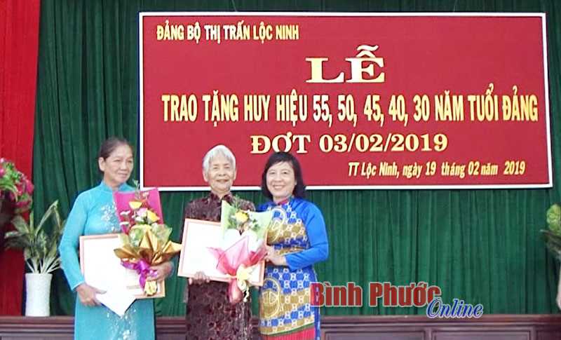 8 đảng vi&ecirc;n được trao Huy hiệu Đảng