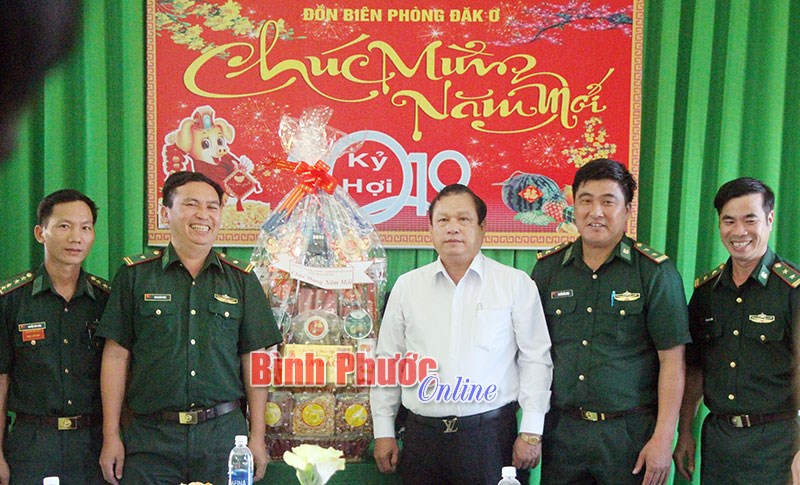 L&atilde;nh đạo tỉnh ch&uacute;c tết c&aacute;n bộ, chiến sĩ lực lượng vũ trang