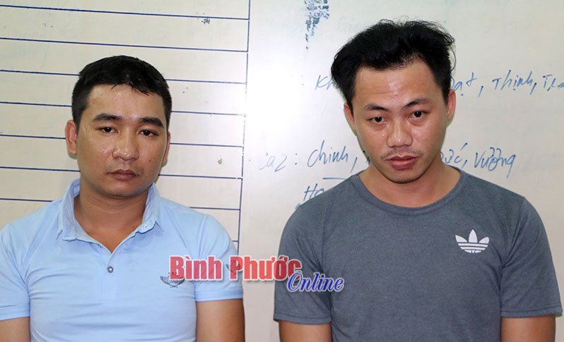 Nh&oacute;m c&ocirc;n đồ trộm tượng gỗ v&agrave; ch&oacute; becgi&ecirc;