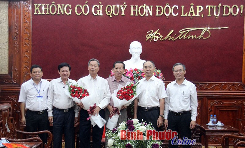 UBND tỉnh trao quyết định nghỉ hưu v&agrave; k&eacute;o d&agrave;i thời gian giữ chức vụ