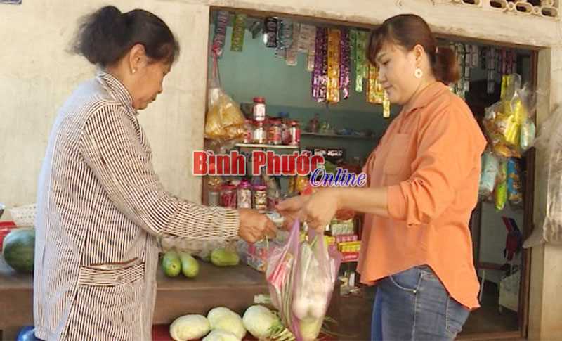 Phụ nữ Thanh Hòa giúp nhau mua sắm