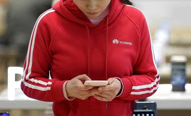Huawei hạ cấp và lương nhân viên dùng iPhone để gửi lời chúc năm mới