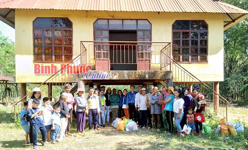 Đồng bào nghèo ấp 6, xã Đồng Tiến được trao quà tết