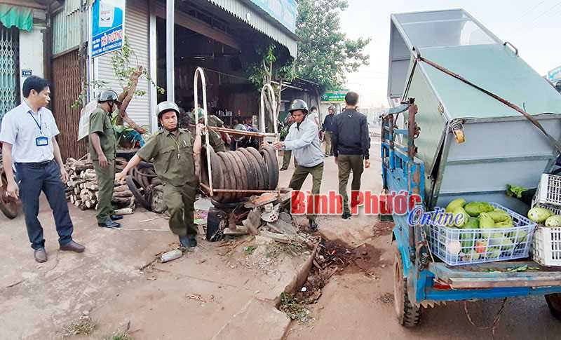 B&igrave;nh Minh ra qu&acirc;n dọn dẹp l&ograve;ng, lề đường vui xu&acirc;n đ&oacute;n tết