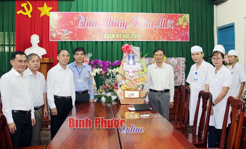 Lãnh đạo tỉnh tặng quà tết bệnh nhân nghèo điều trị tại bệnh viện