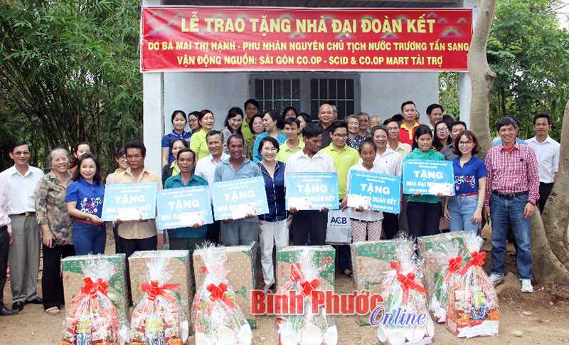 B&ugrave; Gia Mập vận động x&acirc;y, sửa 1.456 căn nh&agrave; cho người ngh&egrave;o