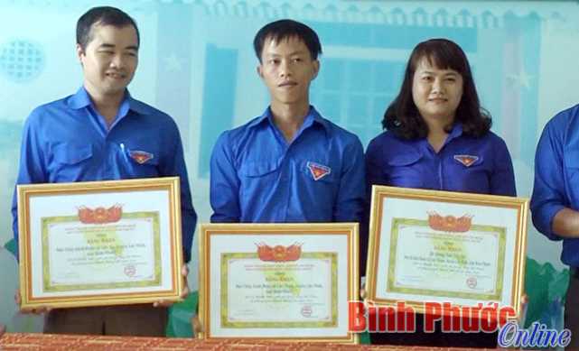 Huyện đoàn Lộc Ninh tổ chức ký kết thi đua