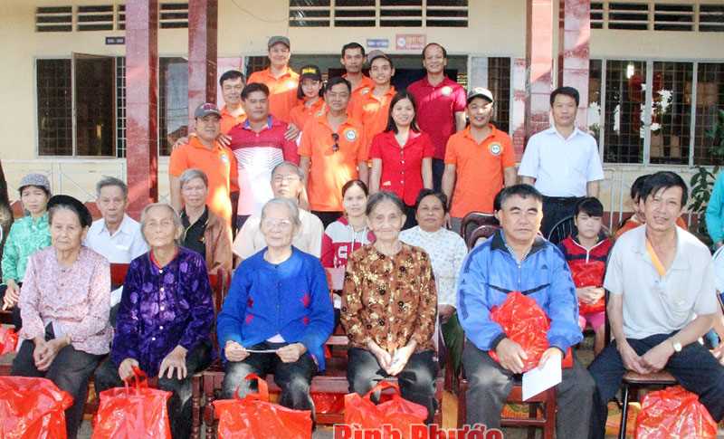 Câu lạc bộ xe Jeep Bình Long tặng 90 phần quà tết cho người nghèo