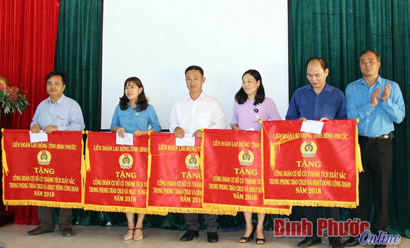 886 đo&agrave;n vi&ecirc;n c&ocirc;ng đo&agrave;n được kết nạp Đảng