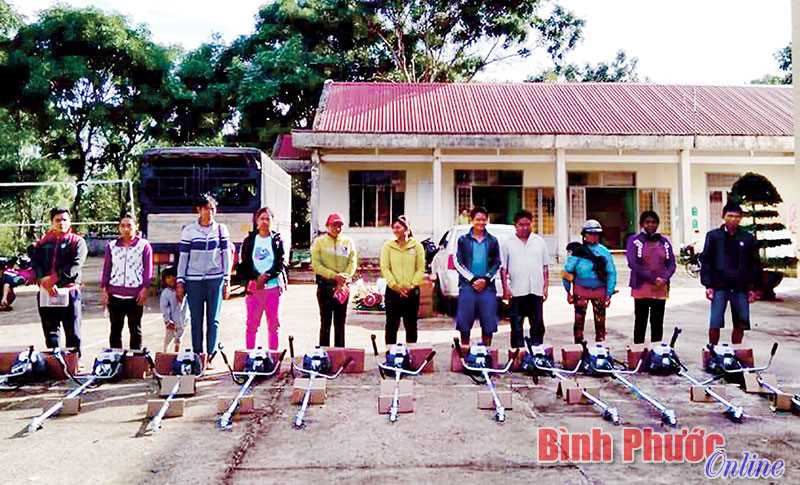 Tặng 122 máy nông cụ và 240 bồn nước sinh hoạt cho hộ nghèo