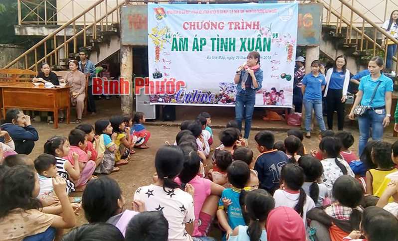 B&ugrave; Gia Mập ấm &aacute;p t&igrave;nh xu&acirc;n