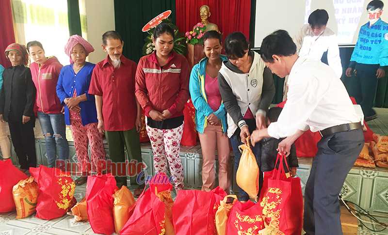 281 phần quà tặng đồng bào nghèo đón tết