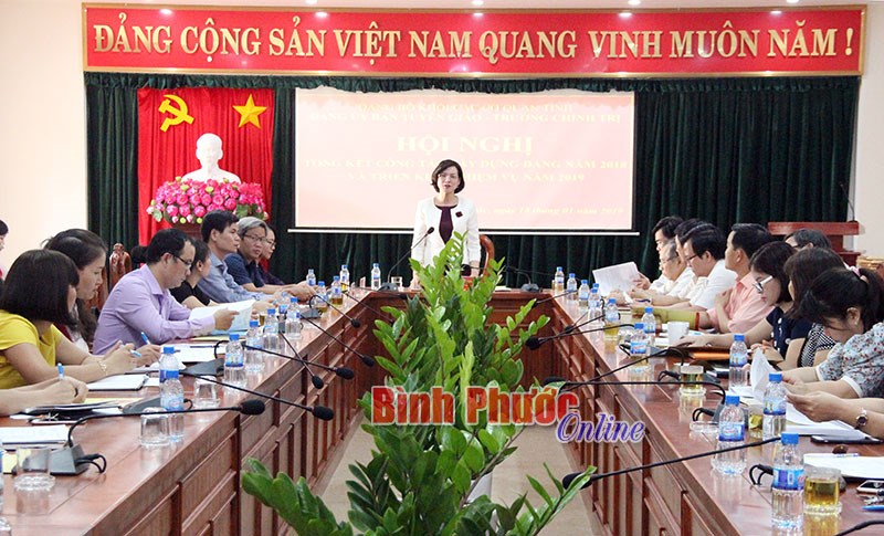 Mỗi c&aacute;n bộ, đảng vi&ecirc;n phải tinh th&ocirc;ng c&ocirc;ng việc v&agrave; gương mẫu đi đầu