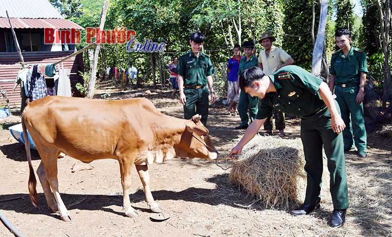 Đồn bi&ecirc;n ph&ograve;ng cửa khẩu Ho&agrave;ng Diệu:&nbsp;S&aacute;t c&aacute;nh c&ugrave;ng nh&acirc;n d&acirc;n bi&ecirc;n giới