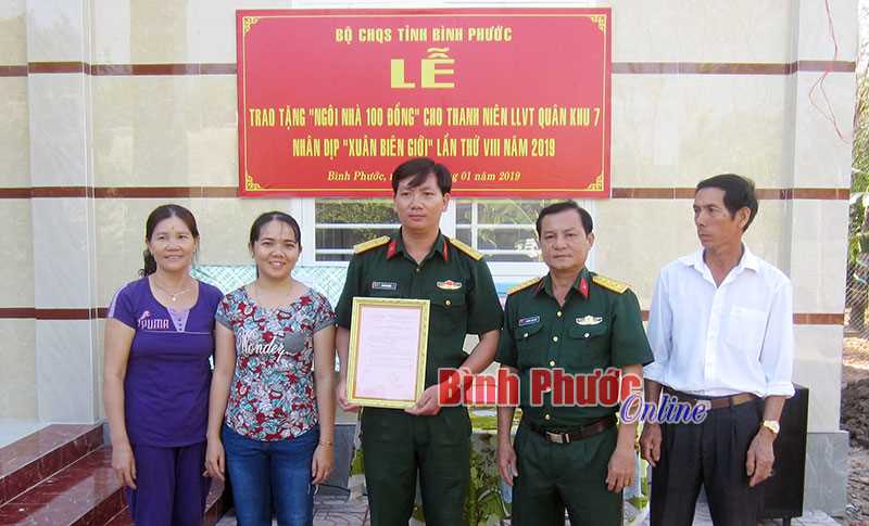 Trao tặng “Ngôi nhà 100 đồng” cho Trung úy Bùi Văn Thông