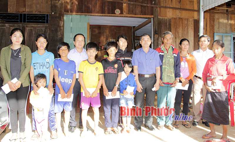 MTTQ các cấp vận động 41.392 phần quà tặng hộ nghèo