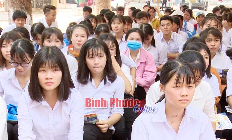 Hơn 200 học sinh được tư vấn tuyển sinh