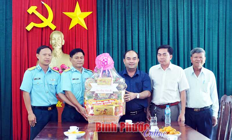 L&atilde;nh đạo tỉnh ch&uacute;c tết tại huyện Hớn Quản, Chơn Th&agrave;nh