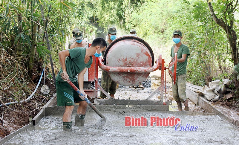 Lộc Ninh: Nhân dân đóng góp làm gần 37km đường bê tông