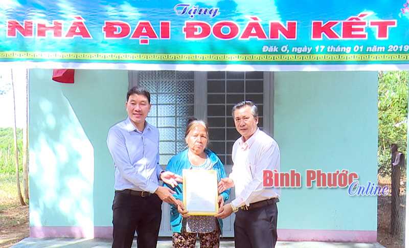 Bàn giao 4 căn nhà đại đoàn kết