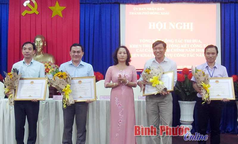 Gần 3.500 tập thể, c&aacute; nh&acirc;n được tặng c&aacute;c danh hiệu thi đua, khen thưởng