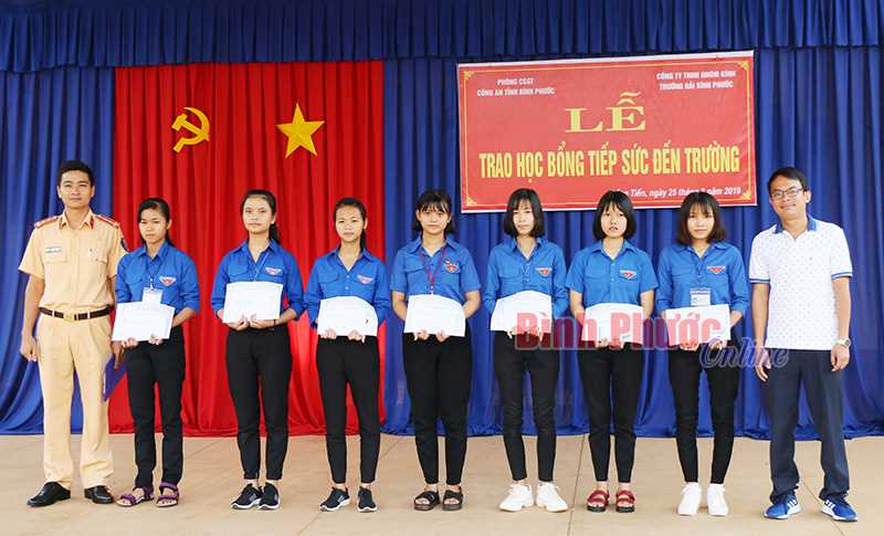 7 suất học bổng tặng học sinh khó khăn