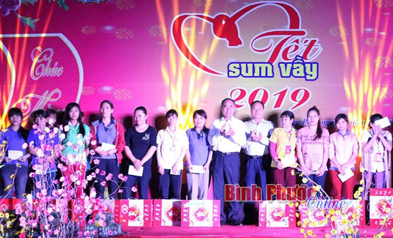 S&ocirc;i nổi hoạt động chăm lo tết cho đo&agrave;n vi&ecirc;n v&agrave; người lao động