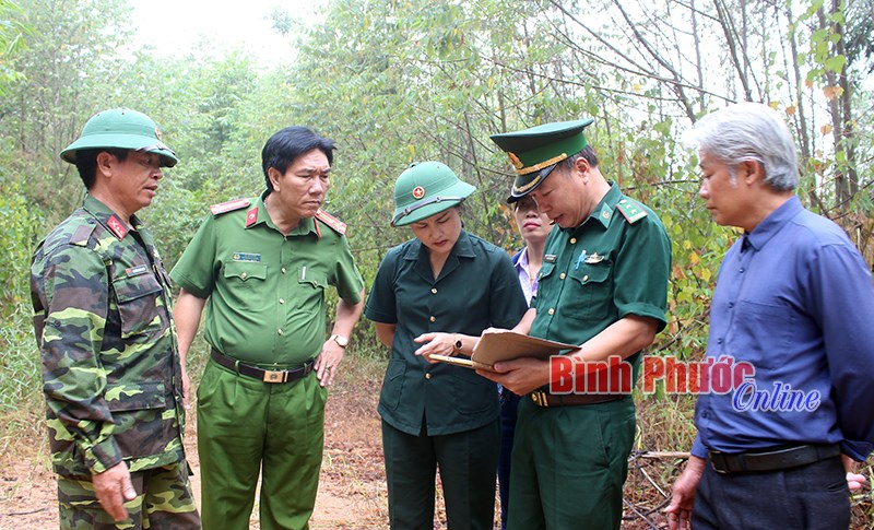 B&iacute; thư Huyện ủy B&ugrave; Đốp kiểm tra đường bi&ecirc;n, cột mốc