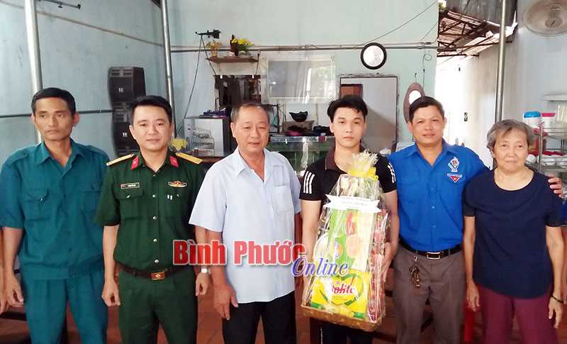 Thanh ni&ecirc;n Chơn Th&agrave;nh t&igrave;nh nguyện l&ecirc;n đường nhập ngũ