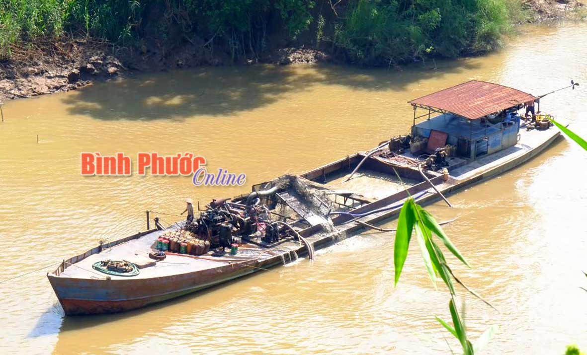 Tạm giữ 11 tàu khai thác cát trái phép trên sông Đồng Nai