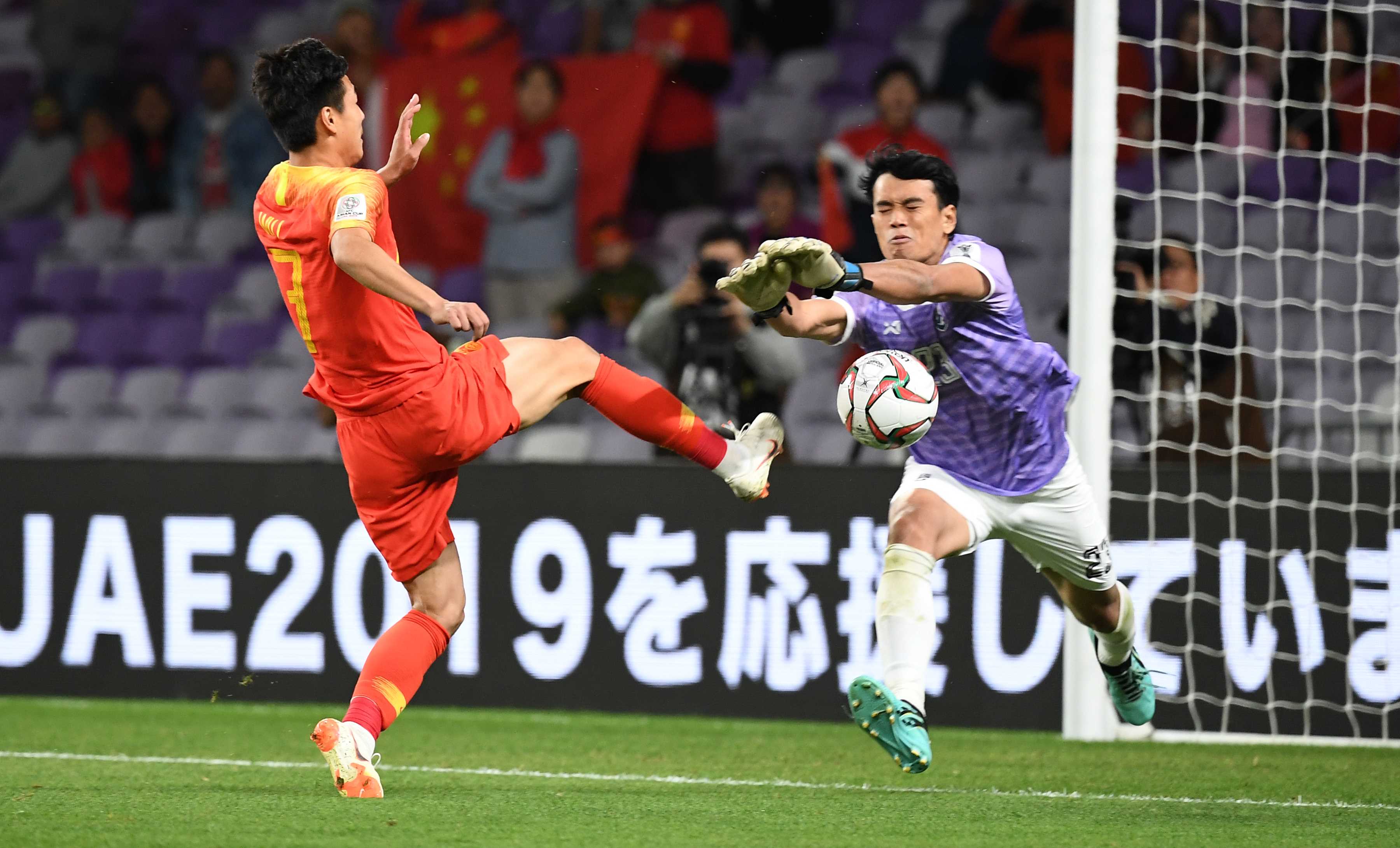 Gục ngã trước Trung Quốc, Thái Lan bị loại khỏi Asian Cup