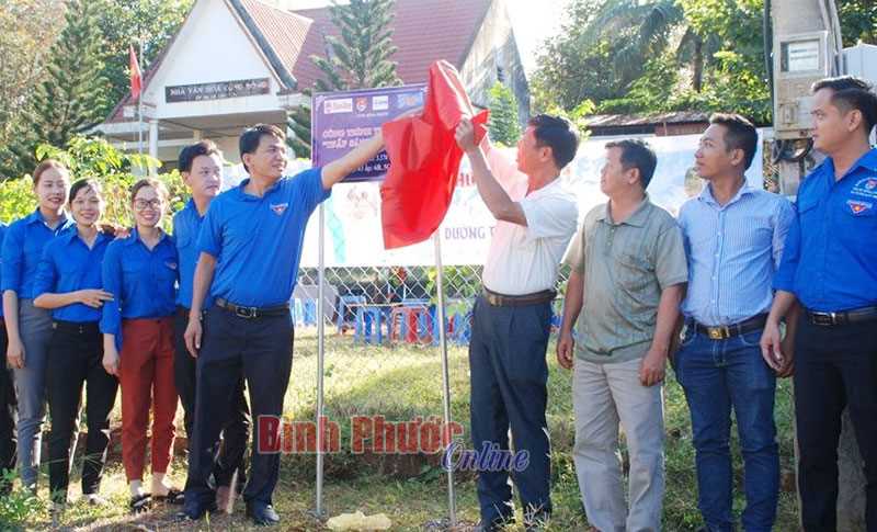 Tỉnh đoàn bàn giao công trình “Thắp sáng đường quê” tại Lộc Tấn