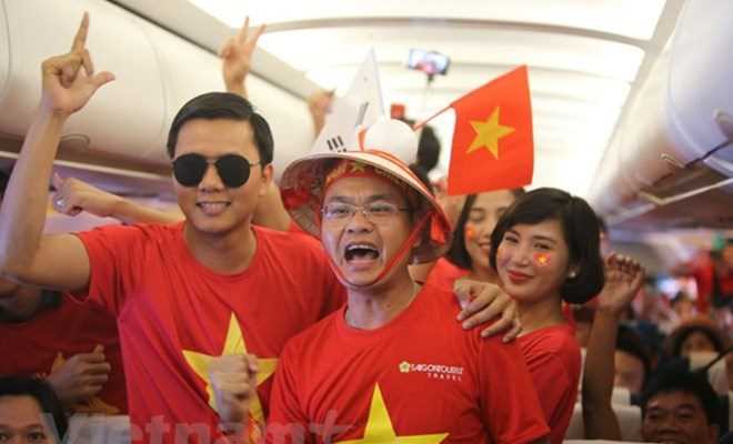 Vietnam Airlines ‘cõng’ hơn 300 cổ động viên xem Tứ kết Asian Cup