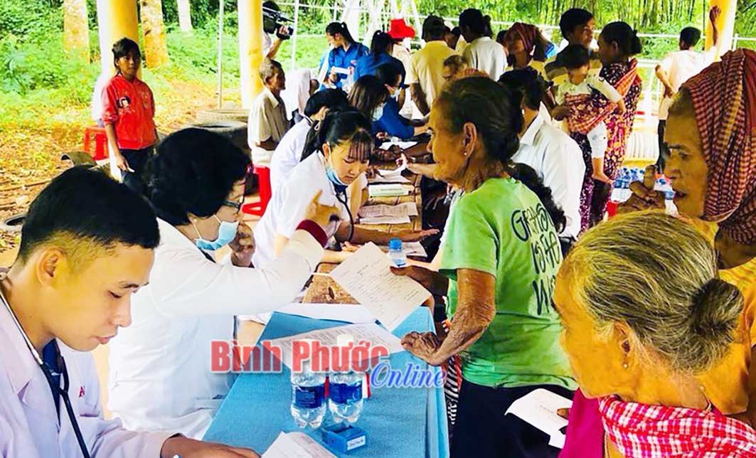 Bác sĩ trẻ tận tình với người bệnh