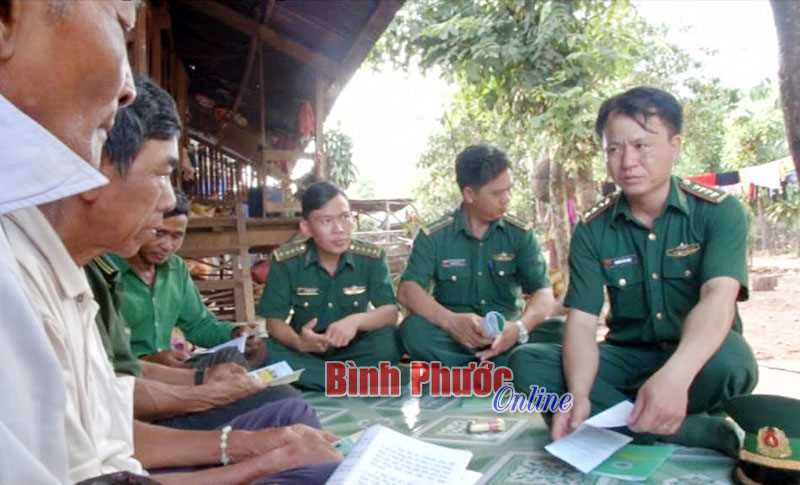 C&aacute;n bộ x&atilde; mang qu&acirc;n h&agrave;m xanh