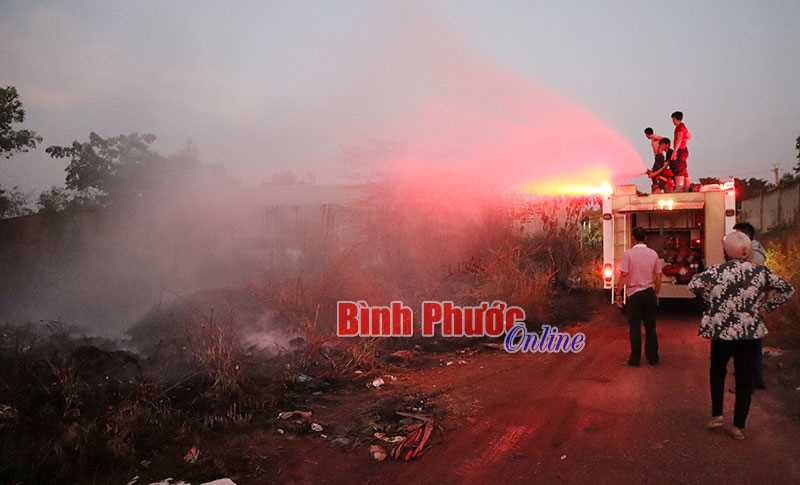 Dập tắt đám cháy sát vách cây xăng