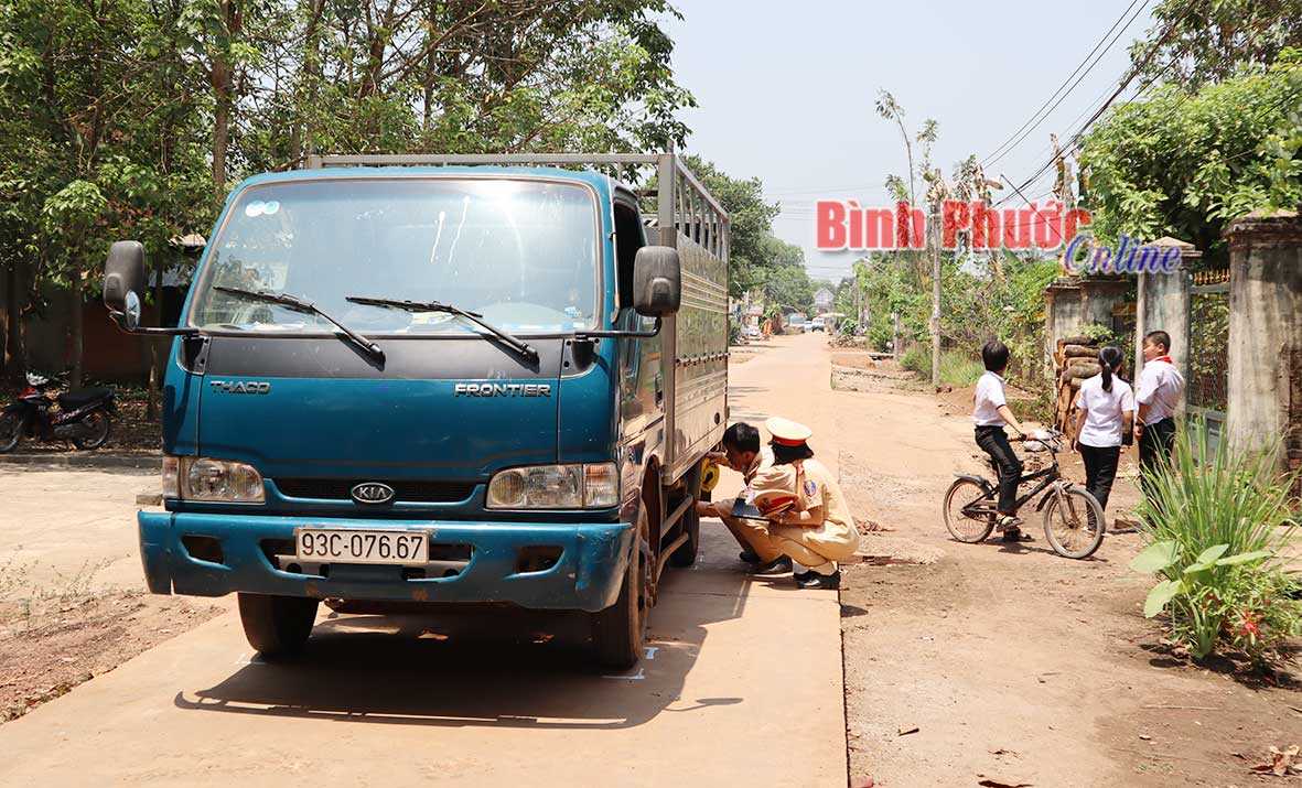 Bé gái 15 tháng tuổi bị xe tải cán tử vong