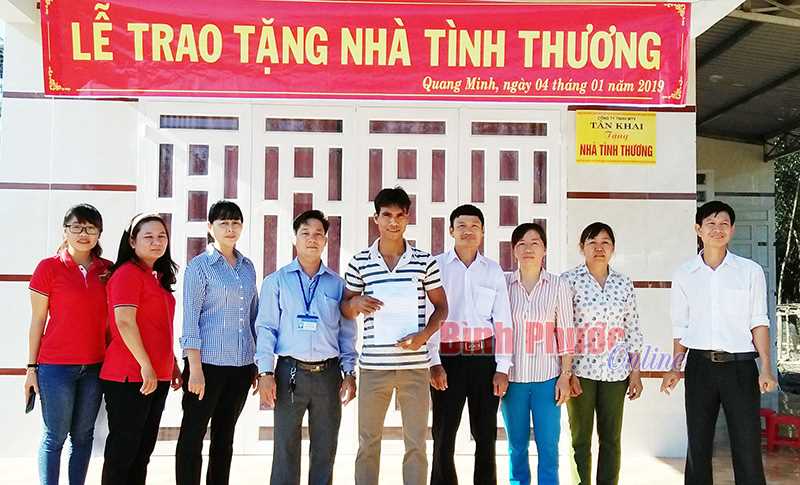 Bàn giao 5 căn nhà tình thương cho hộ nghèo ở xã Quang Minh