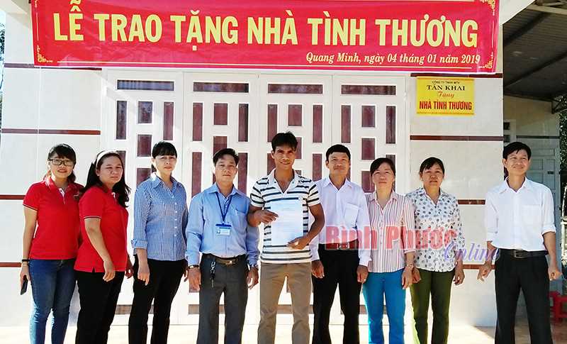 Chơn Thành bàn giao 5 nhà tình thương