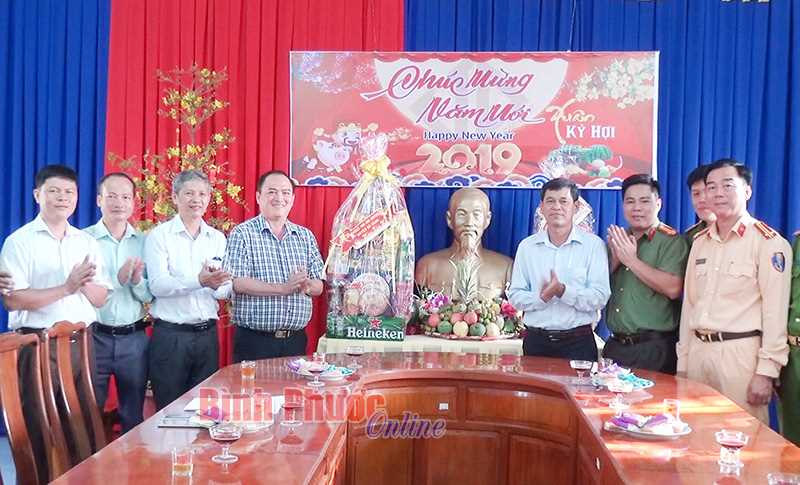 L&atilde;nh đạo huyện B&ugrave; Đăng ch&uacute;c tết c&aacute;c cơ quan đặc th&ugrave;