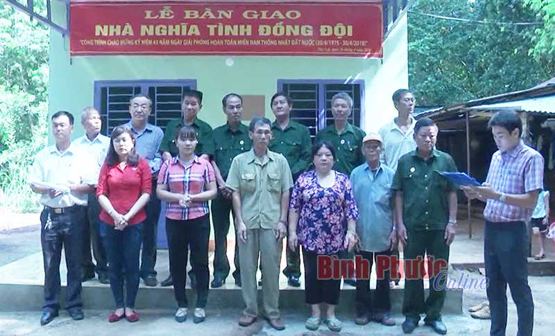 Cựu chiến binh Hớn Quản gi&uacute;p nhau vượt kh&oacute;