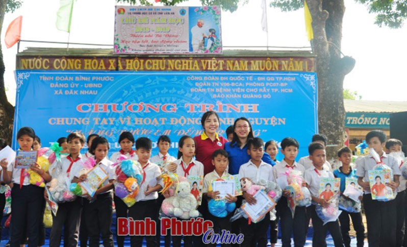 Nâng bước em đến trường ở Phú Sơn và Đắk Nhau