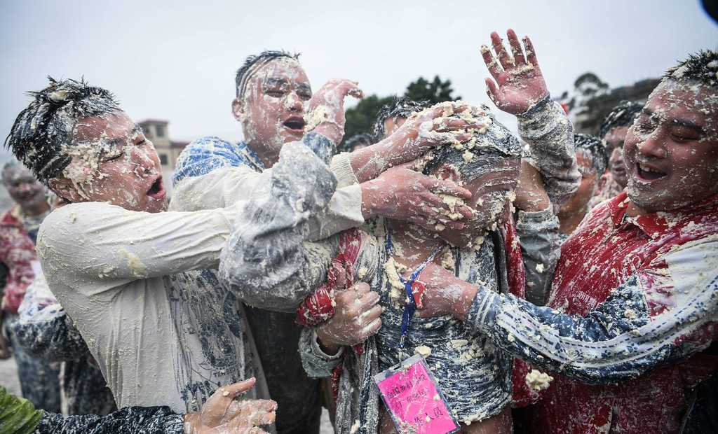 Lạ lẫm lễ hội n&eacute;m đậu phụ, cầu thịnh vượng ở Trung Quốc